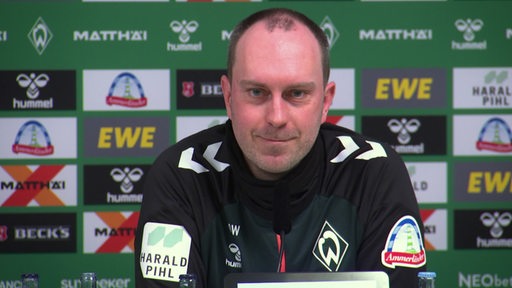 Werder Bremens Trainer Ole Werner in einer Pressekonferenz.