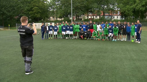 Die Fußballmannschaft Tura Bremen macht ein Gruppenfoto. 