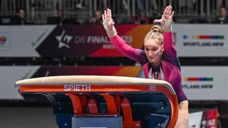 Turnerin Karina Schönmaier beim Anlauf zum Sprung bei den Finals in Düsseldorf.