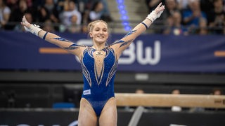 Die Bremer Turnerin Karina Schönmaier strahlt bei ihrer Abschlusspose nach dem Sprung-Finale beim DTB-Pokal in Stuttgart.