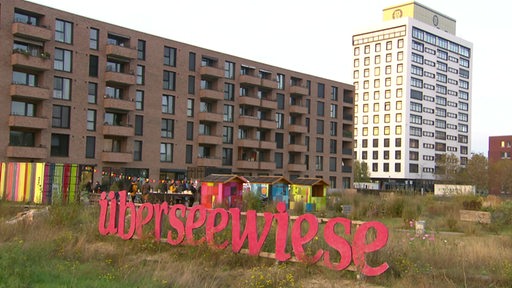 Eine Wohnsiedlung mit dem Schriftzug "Überseewiese".