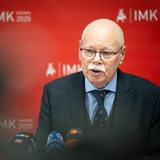 Bremens Innensenator Ulrich Mäurer, Vorsitzender der Innenministerkonferenz sitzt vor Mikrofonen