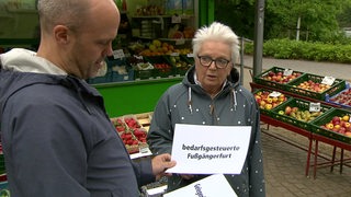 Eine Frau versucht einen schwehrfoformulierten Begriff zu erklähren