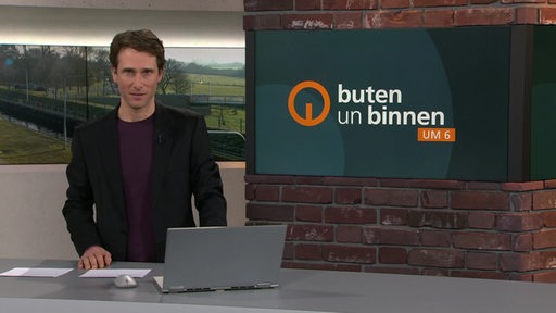 Der Moderator Janos Kereszti im Studio von buten un binnen