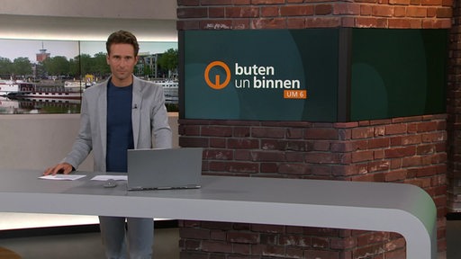 Der Moderator Janos Kereszti im Studio von buten un binnen.