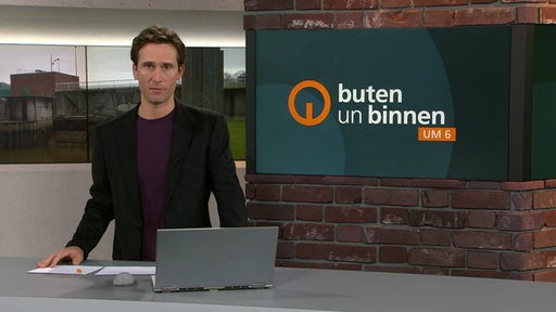 Moderator János Kereszti im buten un binnen Studio. 