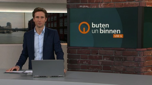 Moderator Janos Kereszti im Studio von buten un binnen