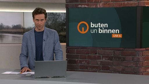 Moderator Janos Kereszti im Studio von buten un binnen.