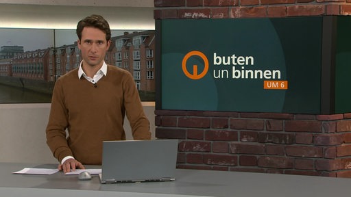 Moderator Janos Kereszti im Studio von buten un binnen.