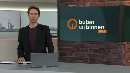 Der Moderator Janos Kereszti im Studio von buten un binnen.