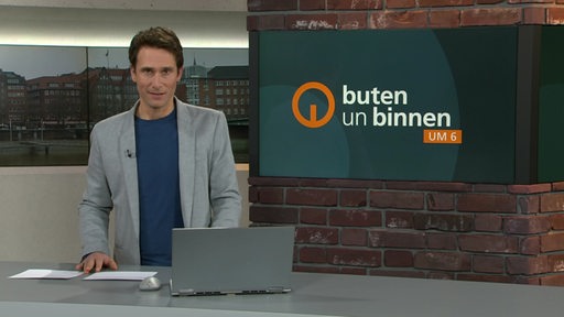 Moderator Janos Kereszti im Studio von buten un binnen.