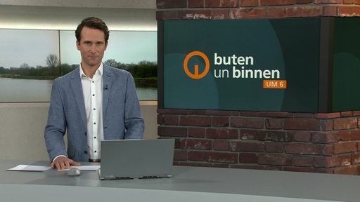 Der Moderator Janos Kereszti im Studio von buten un binnen