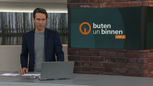 Moderator Janos Kereszti im Studio von buten un binnen. 