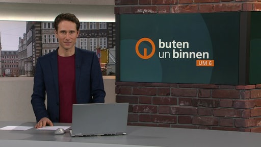 Der Moderator Janso Kereszti im Studio von buten un binnen. 