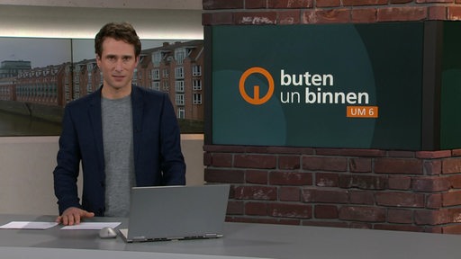 Moderator Janos Kereszti im Studio von buten un binnen.