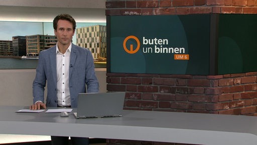 Moderator János Kereszti im Studio von buten un binnen.