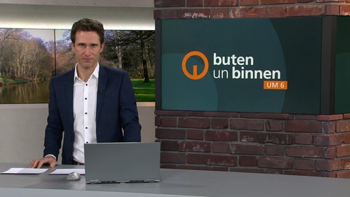 Moderator János Kereszti im Studio von buten un binnen.