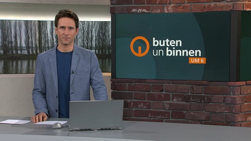 Der Moderator Janos Kereszti im Studio von buten un binnen