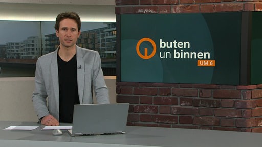 Moderator János Kereszti im buten un binnen Studio. 