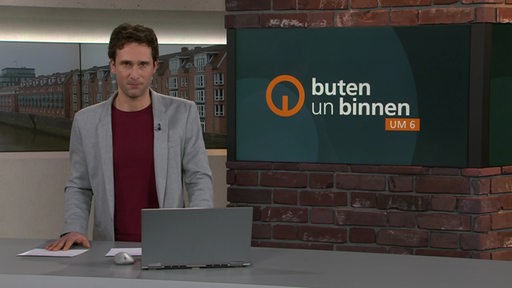 Der Moderator János Kereszti im Studio von buten un binnen.