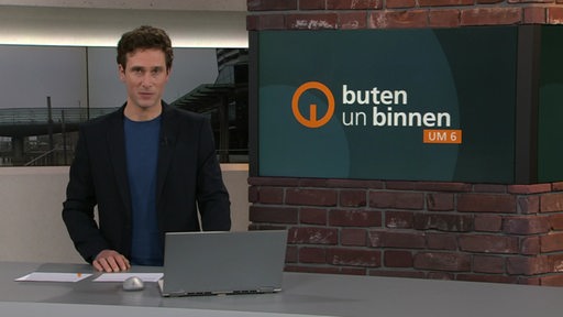 Der Moderator Janos Kereszti im Studio von buten un binnen.