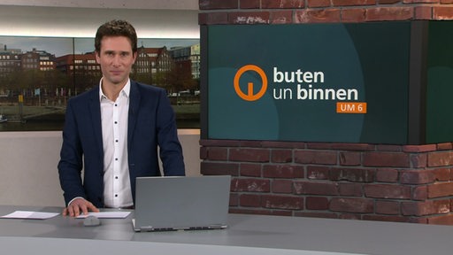 Der Moderator Janos Kereszti im Studio von buten un binnen.