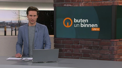 Der Moderator Janos Kereszti im buten un binnen Studio. 