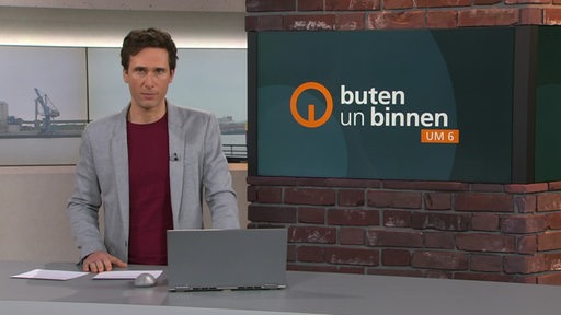 Der Moderator János Kereszti im Studio von buten un binnen.