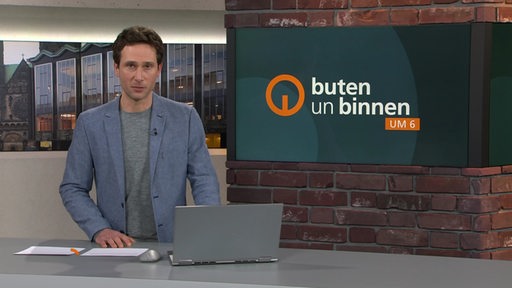 Der Moderator Janos Kereszti im Studio von buten un binnen. 