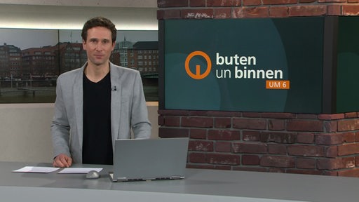 Moderator János Kereszti im Studio von buten un binnen.