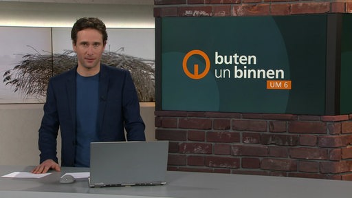 Der Moderator Janos Kereszti im Studio von buten un binnen.