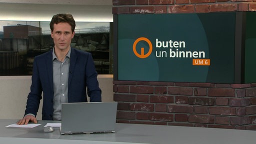 Moderator János Kereszti im buten un binnen Studio. 