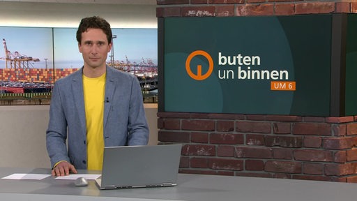 Moderator János Kereszti im buten un binnen Studio. 