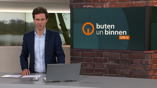 Moderator Janos Kereszti im Studio von buten un binnen.