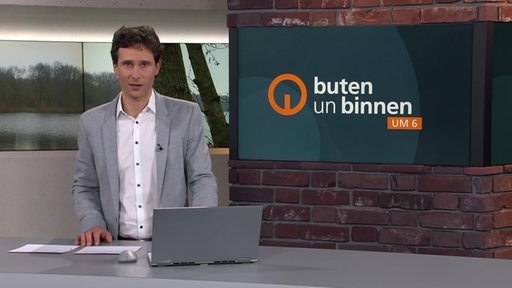 Moderator János Kereszti im buten un binnen Studio.