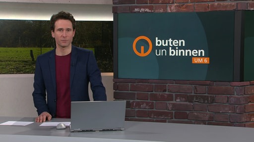 Der Moderator Janos Kereszti im Studio von buten un binnen.