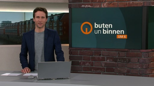 Moderator János Kereszti im Studio von buten un binnen.