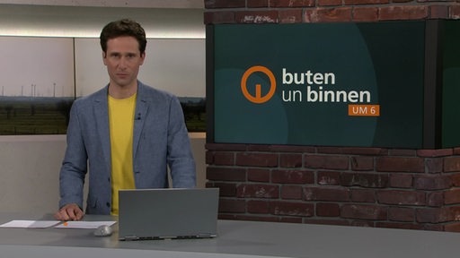 Zu sehen ist der Moedrator Janos Kereszti im Studio von buten un binnen.