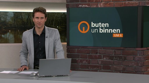 Moderator János Kereszti im Studio von buten un binnen.