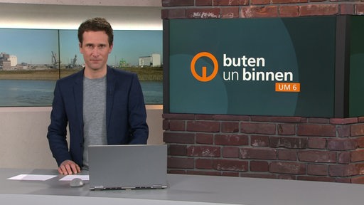 Der Moderator Janos Kereszti im Studio von buten un binnen.