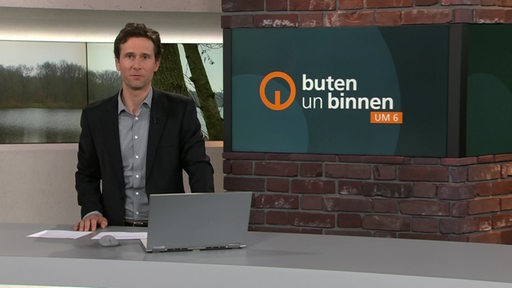 Moderator János Kereszti im buten un binnen Studio. 