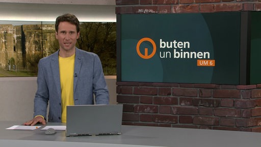 Moderator Janos Kereszti im Studio von buten un binnen. 