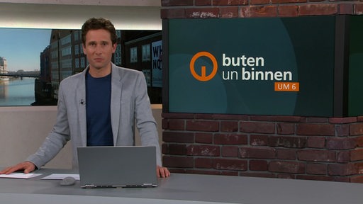 Moderator János Kereszti im buten un binnen Studio. 