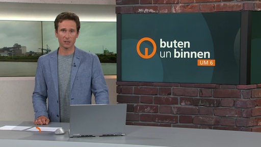 Moderator János Kereszti im Studio von buten un binnen.