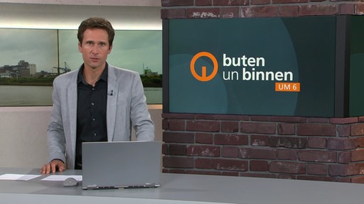 Moderator János Kereszti im Studio von buten un binnen.