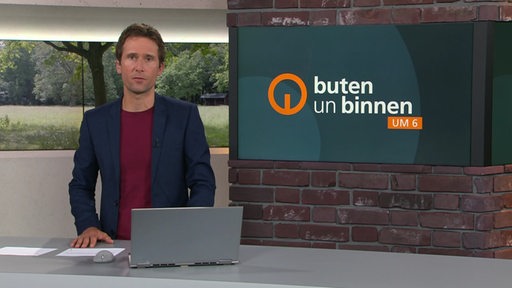 Der Moderator János Kereszti im Studio von buten un binnen.