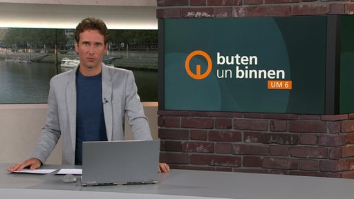 Moderator Janos Kereszti im buten un binnen Studio. 