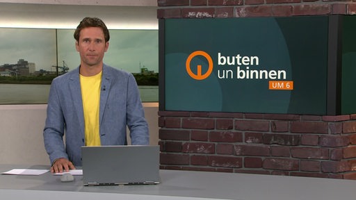 Moderator János Kereszti im Studio von buten un binnen.