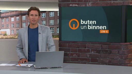 Moderator János Kereszti im buten un binnen Studio. 