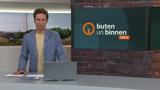 Moderator Janos Kereszti im Studio von buten un binnen. 